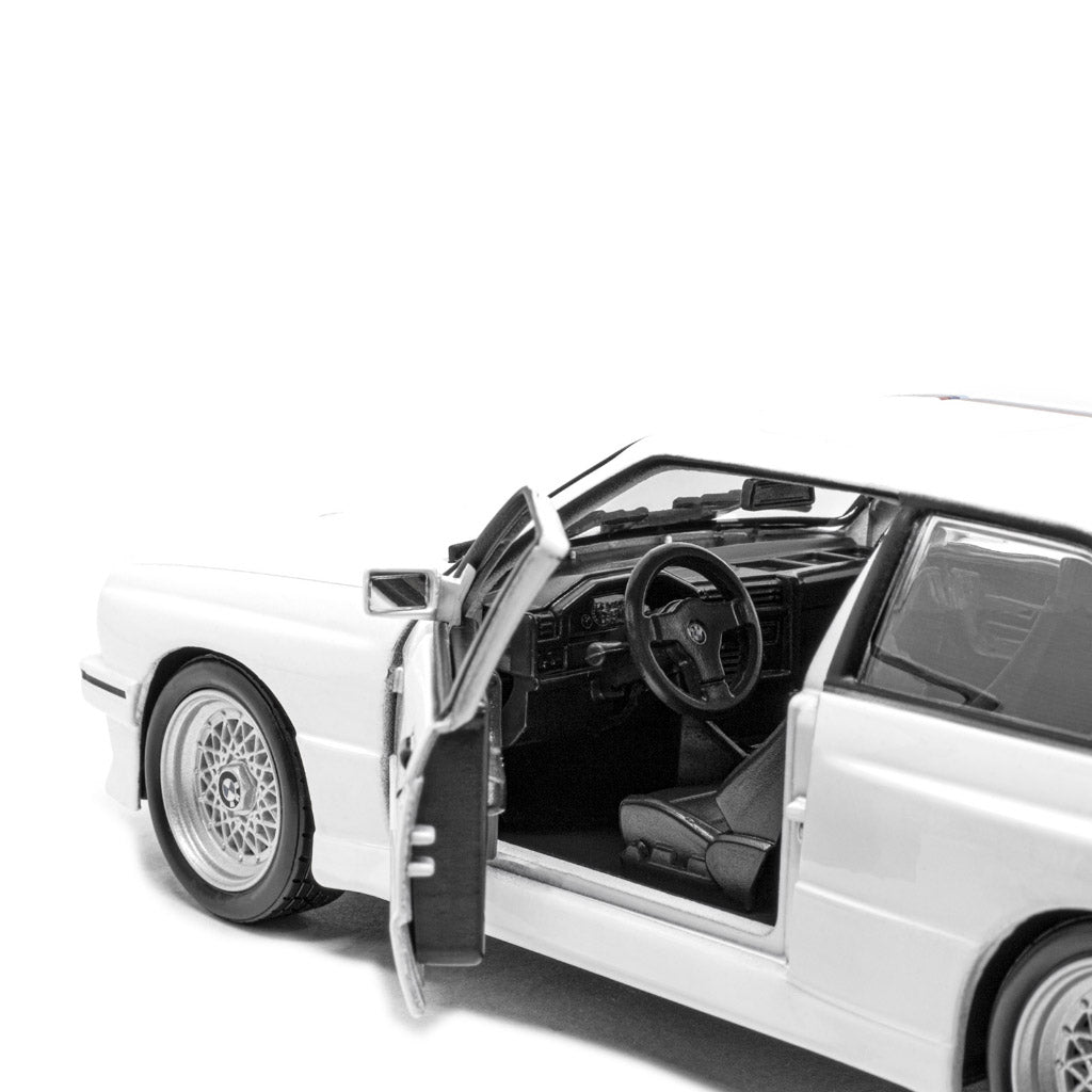 BMW M3 (E30) 1988 em Escala 1:24